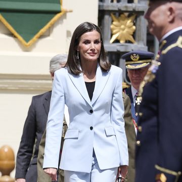 la reina letizia tiene el traje azul perfecto para madrinas y que comprar en zara