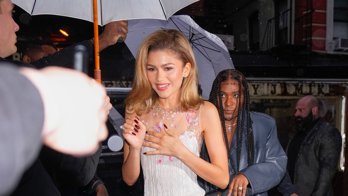 preview for Zendaya On Her In-N-Out Order, Last Show Binged & Styling w/ Law Roach | Ask Me Anything | ELLE