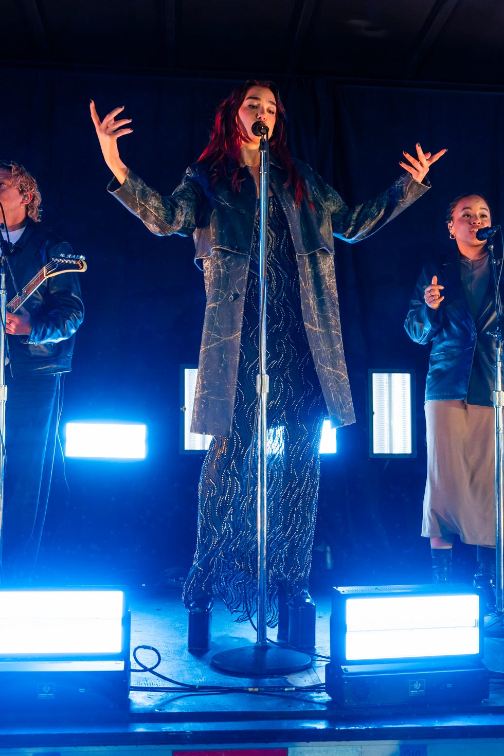 new york, new york may 05 dua lipa performs during a surprise pop up for her new album radical optimism in times square on may 05, 2024 in new york city pH๏τo by gothamwireimage