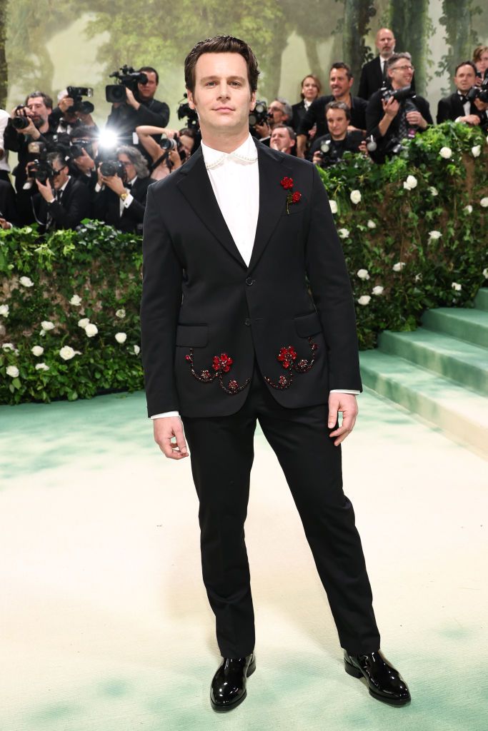 new york, new york may 06 jonathan groff attends the 2024 met gala celebrating sleeping beauties reawakening fashion at the metropolitan museum of art on may 06, 2024 in new york city photo by jamie mccarthygetty images