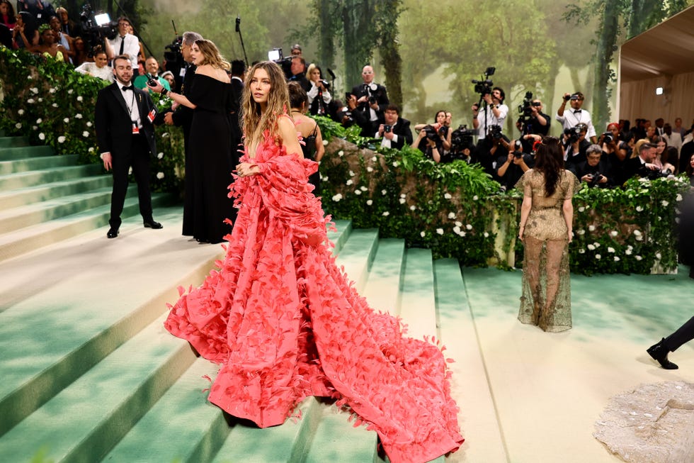 new york, new york may 06 jessica biel attends the 2024 met gala celebrating sleeping beauties reawakening fashion at the metropolitan museum of art on may 06, 2024 in new york city photo by theo wargogathe hollywood reporter via getty images