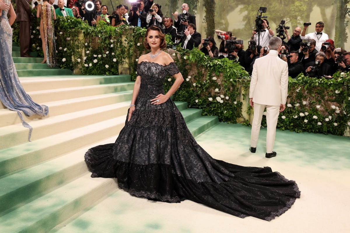 new york, new york may 06 penelope cruz attends the 2024 met gala celebrating sleeping beauties reawakening fashion at the metropolitan museum of art on may 06, 2024 in new york city photo by john shearerwireimage