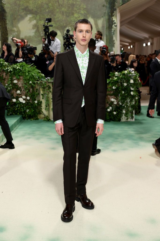 new york, new york may 06 harris dickinson attends the 2024 met gala celebrating sleeping beauties reawakening fashion at the metropolitan museum of art on may 06, 2024 in new york city photo by dimitrios kambourisgetty images for the met museumvogue