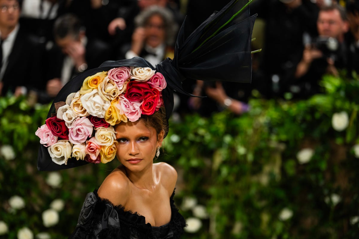preview for Zendaya On Her In-N-Out Order, Last Show Binged & Styling w/ Law Roach | Ask Me Anything | ELLE