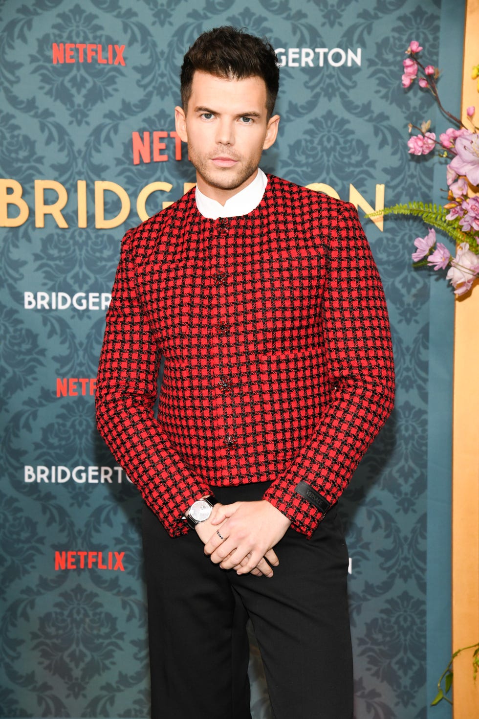 Luke Newton alla première della terza stagione di Bridgerton