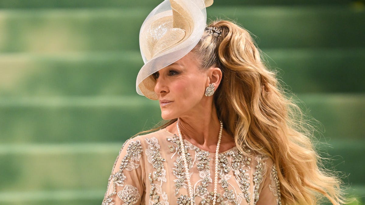 preview for Sarah Jessica Parker Tries on 14 Shoes in 90 Seconds!