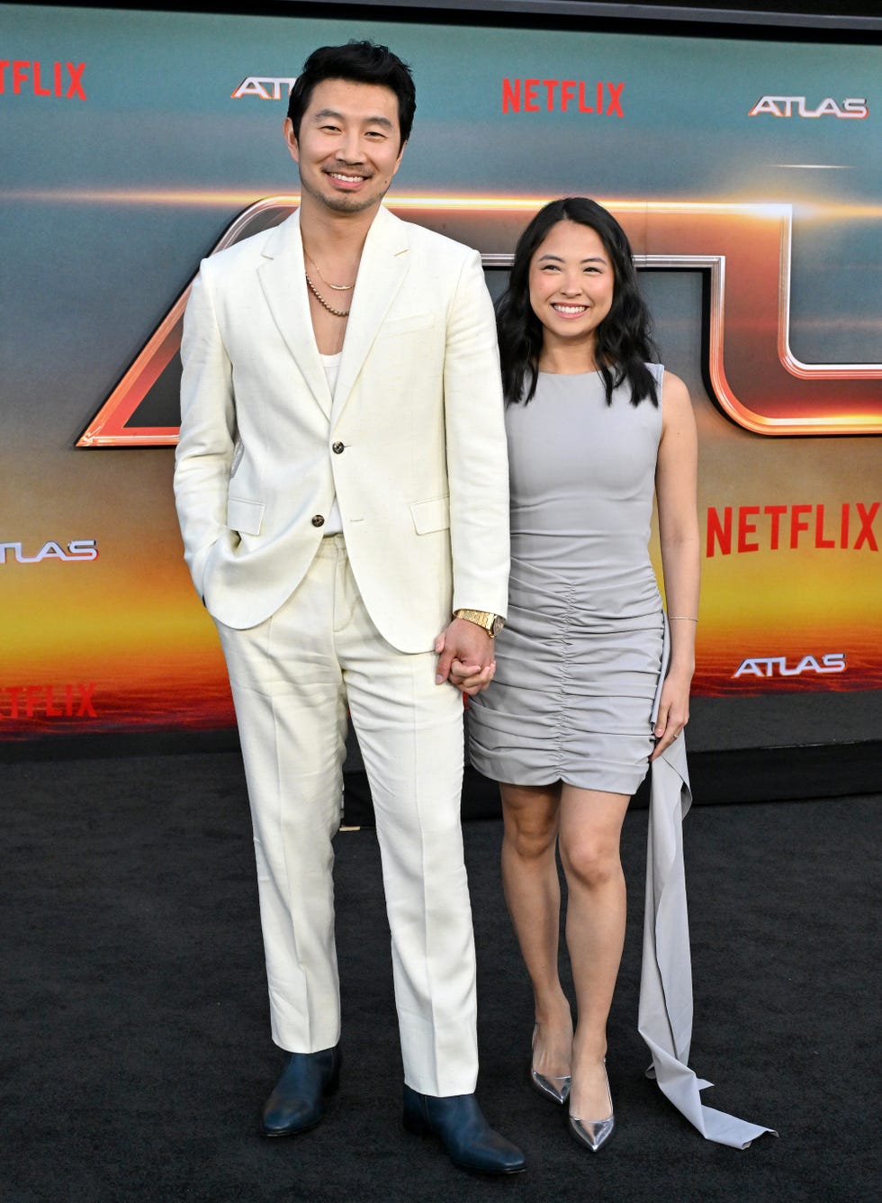 Los Angeles, Califórnia, 20 de maio. Simu Liu e Allison Hsu comparecem à estreia de Atlas, da Netflix, no Egyptian Theatre Hollywood, em 20 de maio de 2024, em Los Angeles, Califórnia. Foto de Axellebauer Griffinfilmmagic.