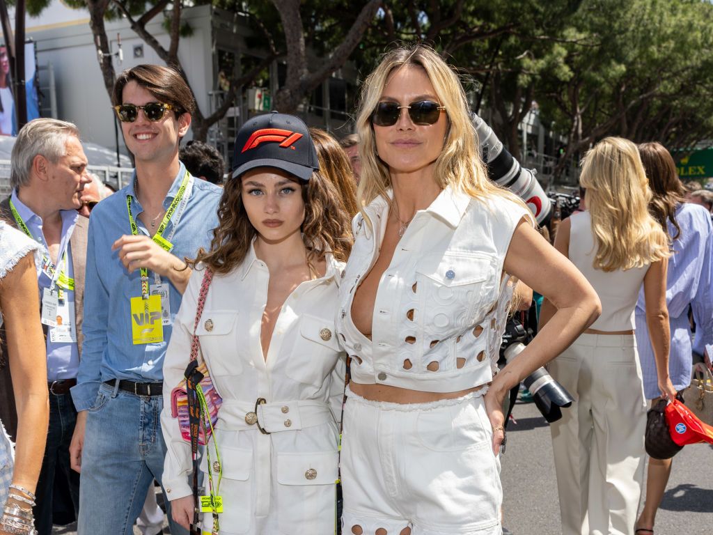ハイディ・クルム、娘レニ（20）と共にF1参戦。全身ホワイトの