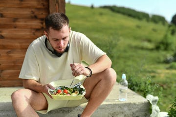 hombre come saludable deportista