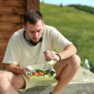 Healthy Meal For Male Before Mountain Workout hombre come saludable deportista