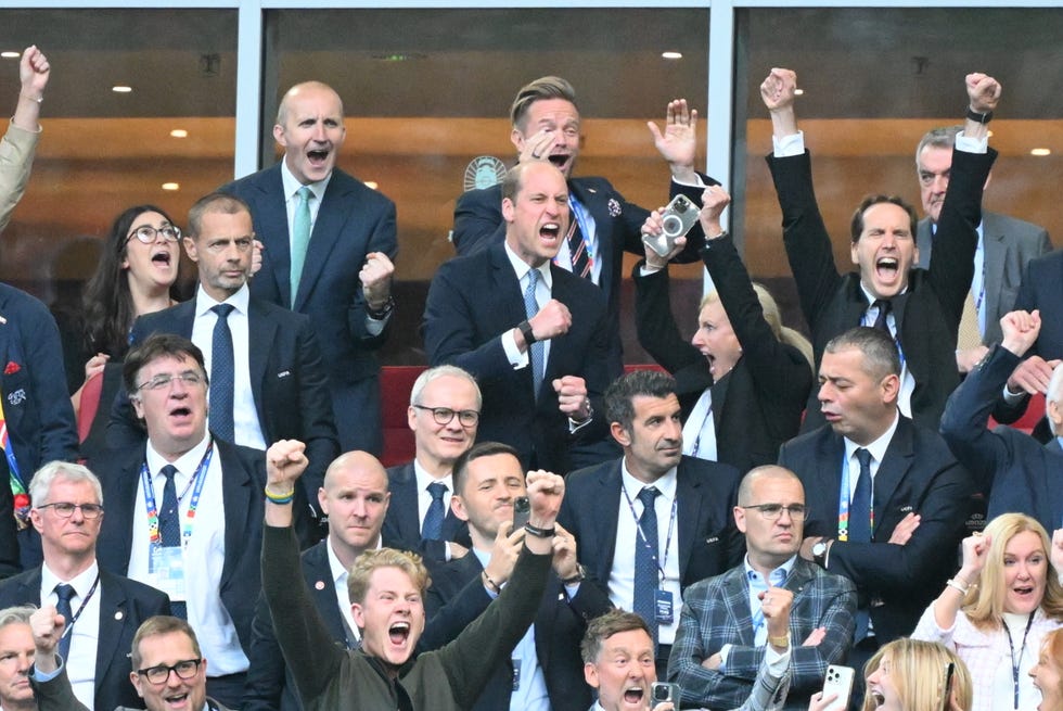 Düsseldorf, Deutschland 6. Juli Prinz William, Prinz von Wales feiert auf der Tribüne den Sieg am Ende des Viertelfinalspiels der Fußball-Europameisterschaft 2024 zwischen England und der Schweiz in der Düsseldorf Arena am 6. Juli 2024. Fotografie: Gokhan Balchianadolo via Getty Images