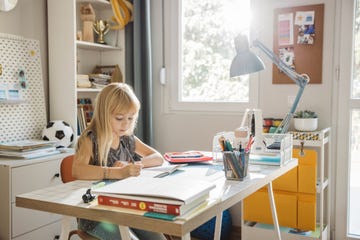 niña en escritorio de estudio