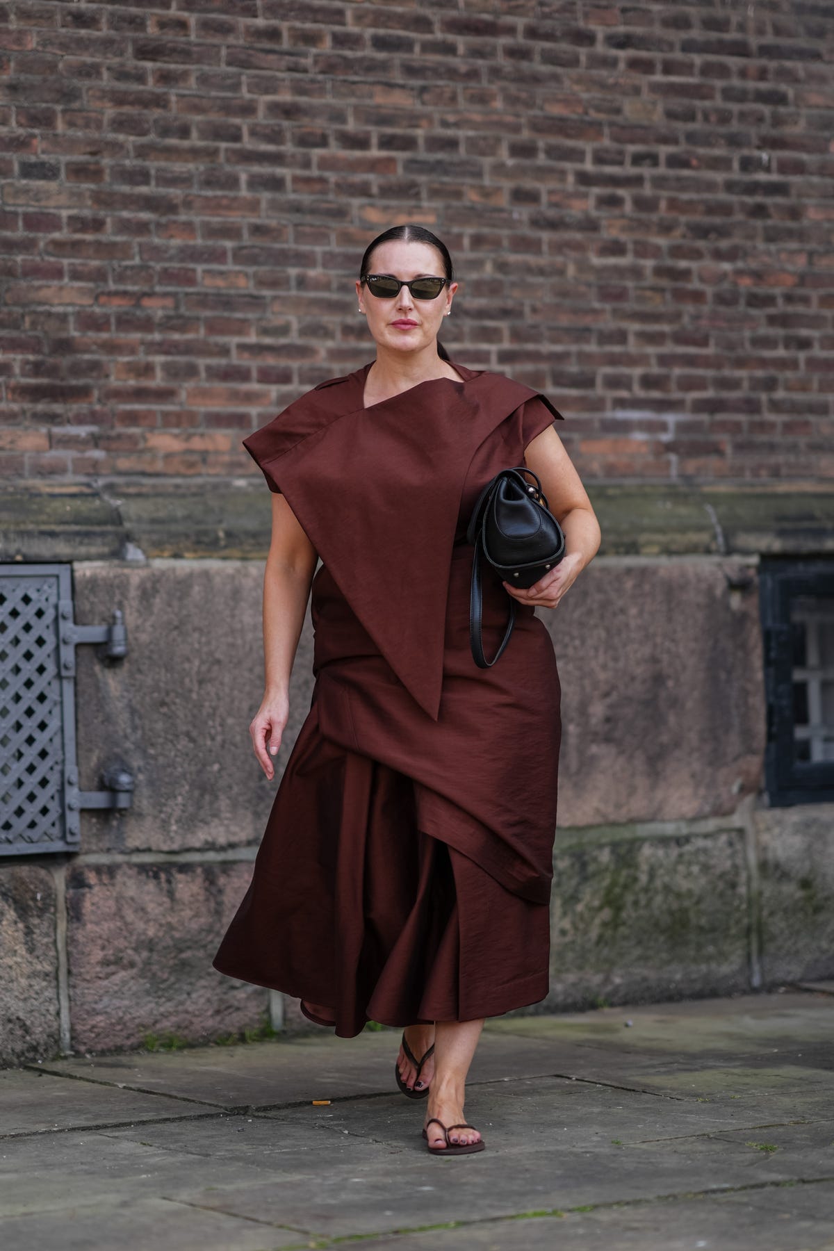 Descubre los 11 vestidos marrones de Zara que parecen de lujo para 11 planes de noches de verano elegantes