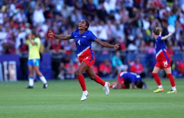 paris, france august 10 naomi girma 4 of team united states celebrates victory in the womens gold medal match between brazil and united states of america during the olympic games paris 2024 at parc des princes on august 10, 2024 in paris, france photo by justin setterfieldgetty images