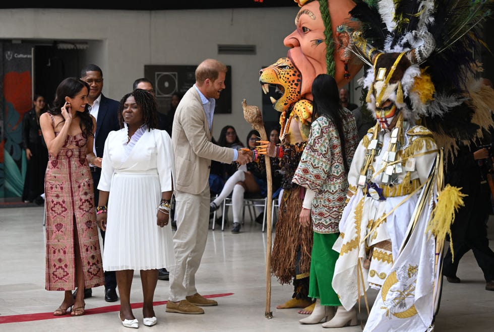 Prins Harry en zijn vrouw, de Amerikaanse actrice Meghan Markle, arriveren op uitnodiging van Marquez in Colombia, waar ze verschillende bijeenkomsten zullen bijwonen met vrouwen en jongeren om discriminatie en cyberpesten af ​​te wijzen. Foto door Raul Arboleda, AFP Foto door Raul Arboleda, AFP via Getty Images.