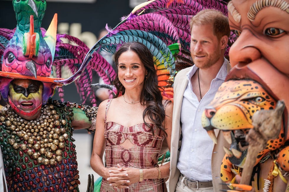 Bogotá, Colombia 15 augustus Meghan, hertogin van Sussex en prins Harry, hertog van Sussex poseren voor een foto in het National Center for the Arts Delia Zapata tijdens een bezoek aan Colombia op 15 augustus 2024 in Bogotá, Colombia Foto door Diego Cuevas Getty Images