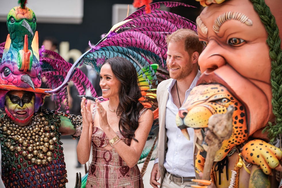 Bogotá, Colombia 15 augustus Meghan, hertogin van Sussex en prins Harry, hertog van Sussex poseren voor een foto in het National Center for the Arts Delia Zapata tijdens een bezoek aan Colombia op 15 augustus 2024 in Bogotá, Colombia Foto door Diego Cuevas Getty Images