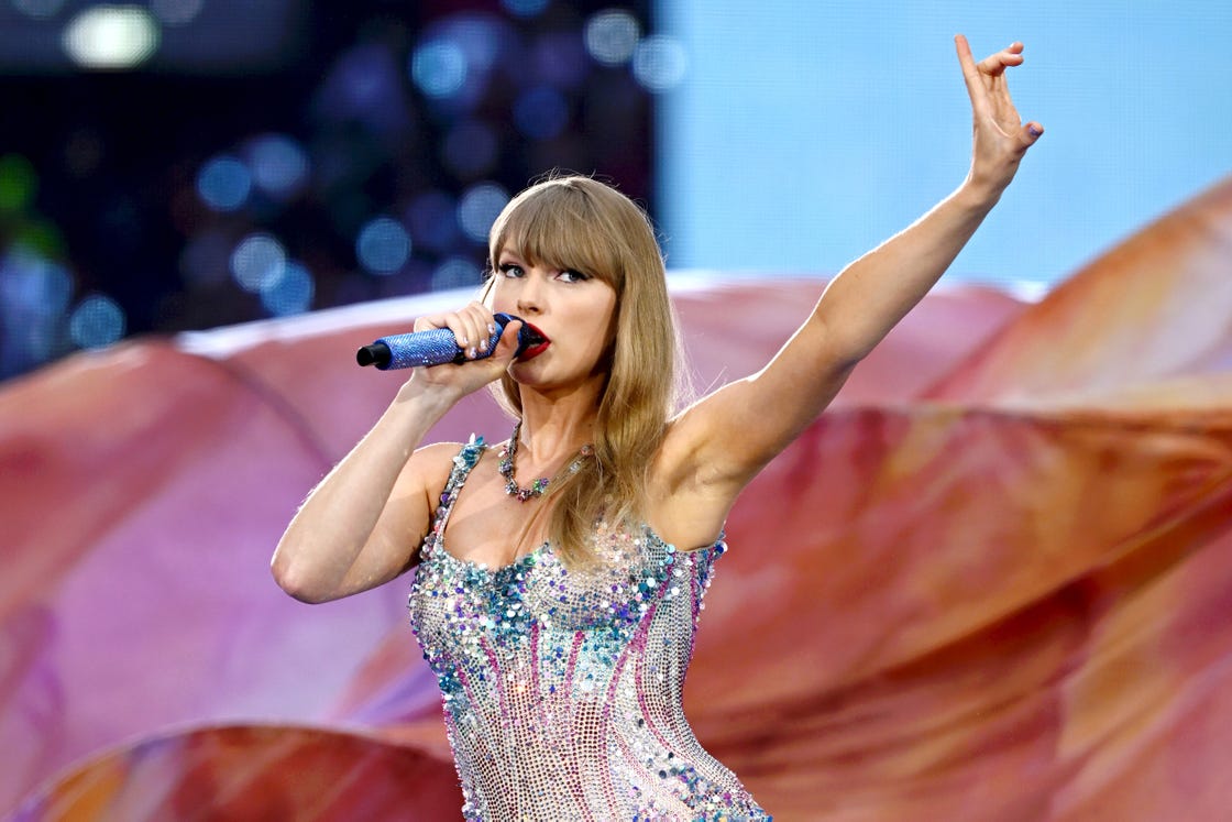BREAKING NEWS: World-renowned singer Taylor Swift offered to perform an exclusive anthem for the Kansas City Chiefs at the 2025 NFL kickoff game along with a season-long sponsorship deal — but only if the team made a permanent public advertisement pledging support for LGBT. In response, quarterback Patrick Mahomes shocked the entire NFL community with one explosive line: “The Kansas City Chiefs will never trade our soul for money — not to Taylor Swift, not to anyone.” Then... teptep - Winunie