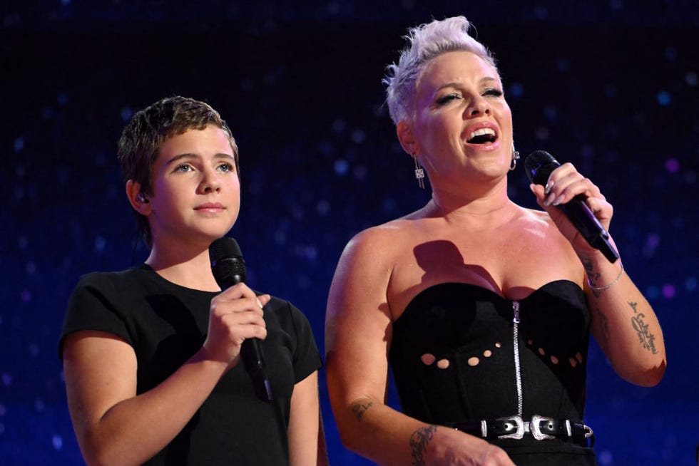 topshot us singer songwriter pink r and her daughter willow l perform on the fourth and last day of the democratic national convention dnc at the united center in chicago, illinois, on august 22, 2024 vice president kamala harris will formally accept the partys nomination for president today at the dnc which ran from august 19 22 in chicago photo by andrew caballero reynolds afp photo by andrew caballero reynoldsafp via getty images