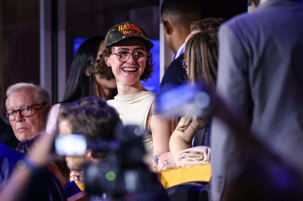 Chicago, Illinois 19 de agosto Ella Emhoff, hijastra de Kamala Harris, sonríe durante el primer día de la Convención Nacional Demócrata, el 19 de agosto de 2024, en el United Center en Chicago, mientras delegados, políticos y partidarios del Partido Demócrata de Illinois asisten a la convención de Chicago. La actual vicepresidenta Kamala Harris acepta la nominación presidencial de su partido en el Comité Nacional Demócrata del 19 al 22 de agosto. Fotografía de Win McNamee Getty Images