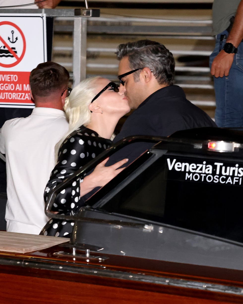Lady Gaga y Michael Polansky se besan en Venecia en septiembre de 2024