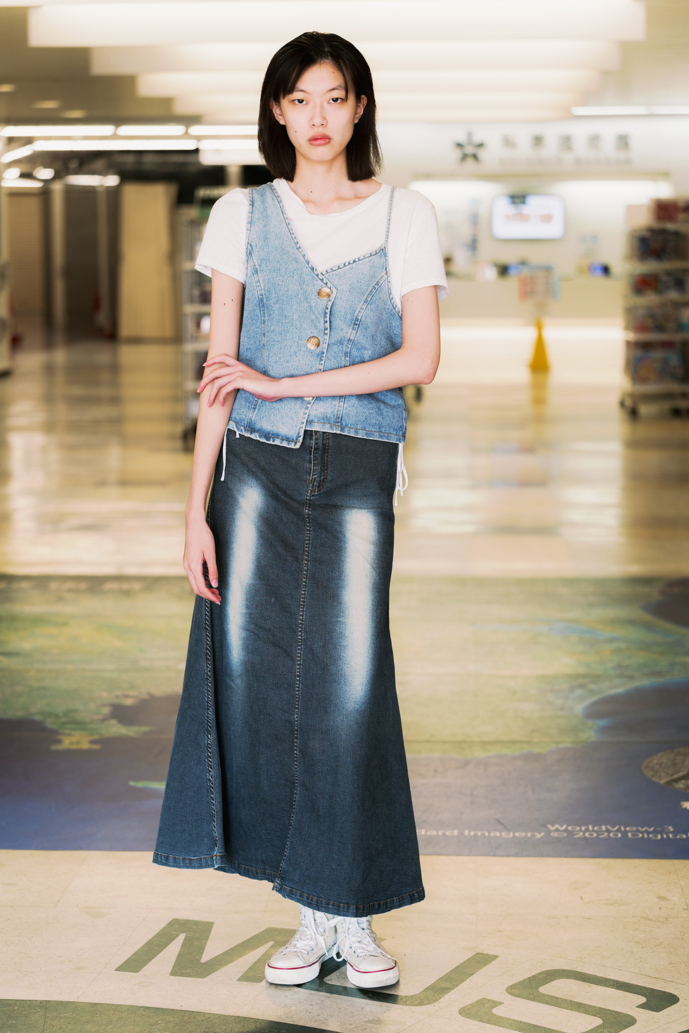 Tokyo, Giappone, 5 settembre: un'ospite indossa una maglietta bianca, un gilet di jeans, una gonna lunga di jeans e delle sneakers bianche durante la Rakuten Tokyo Fashion Week primavera/estate 2025, il 5 settembre 2024 a Tokyo, Giappone. (foto di Mila Gruber/Getty Images)