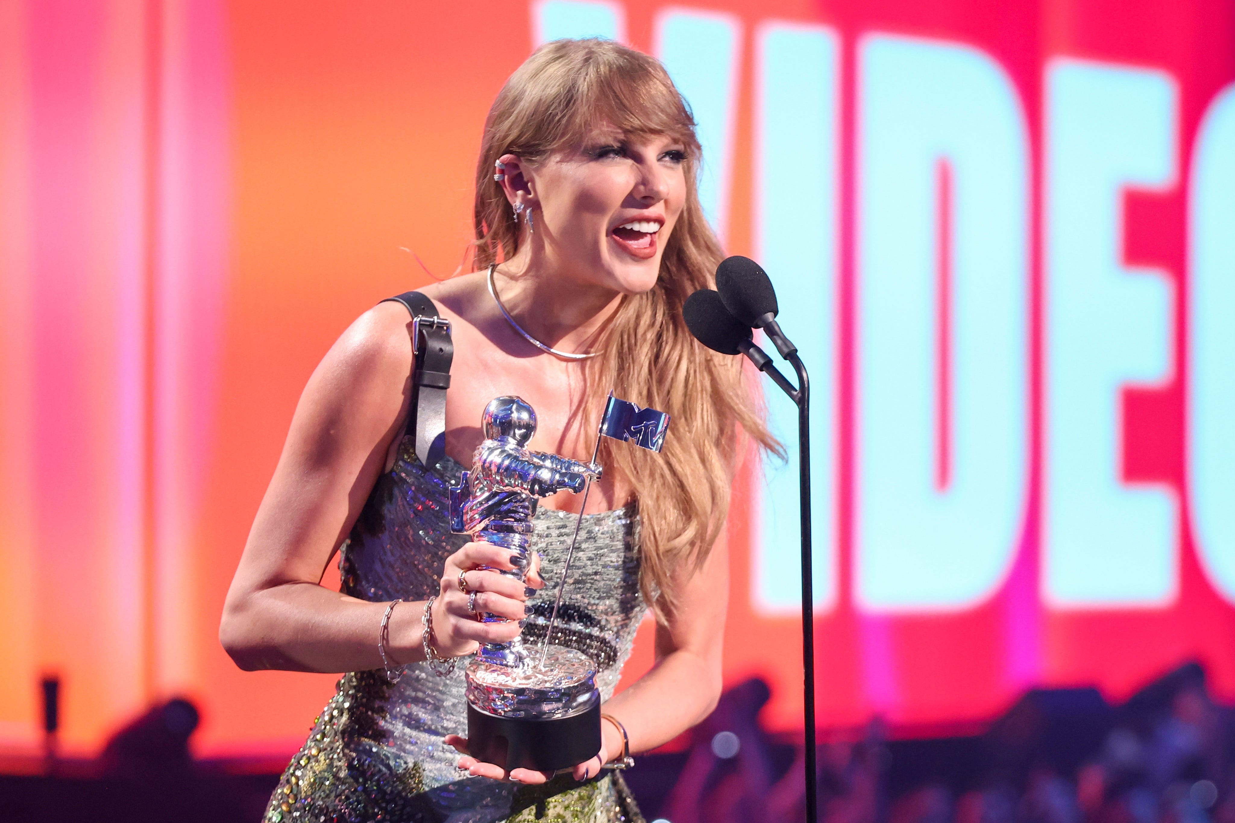 Taylor Swift Just Name Dropped Travis Kelce in Her VMAs Speech and I Can't Get Over It