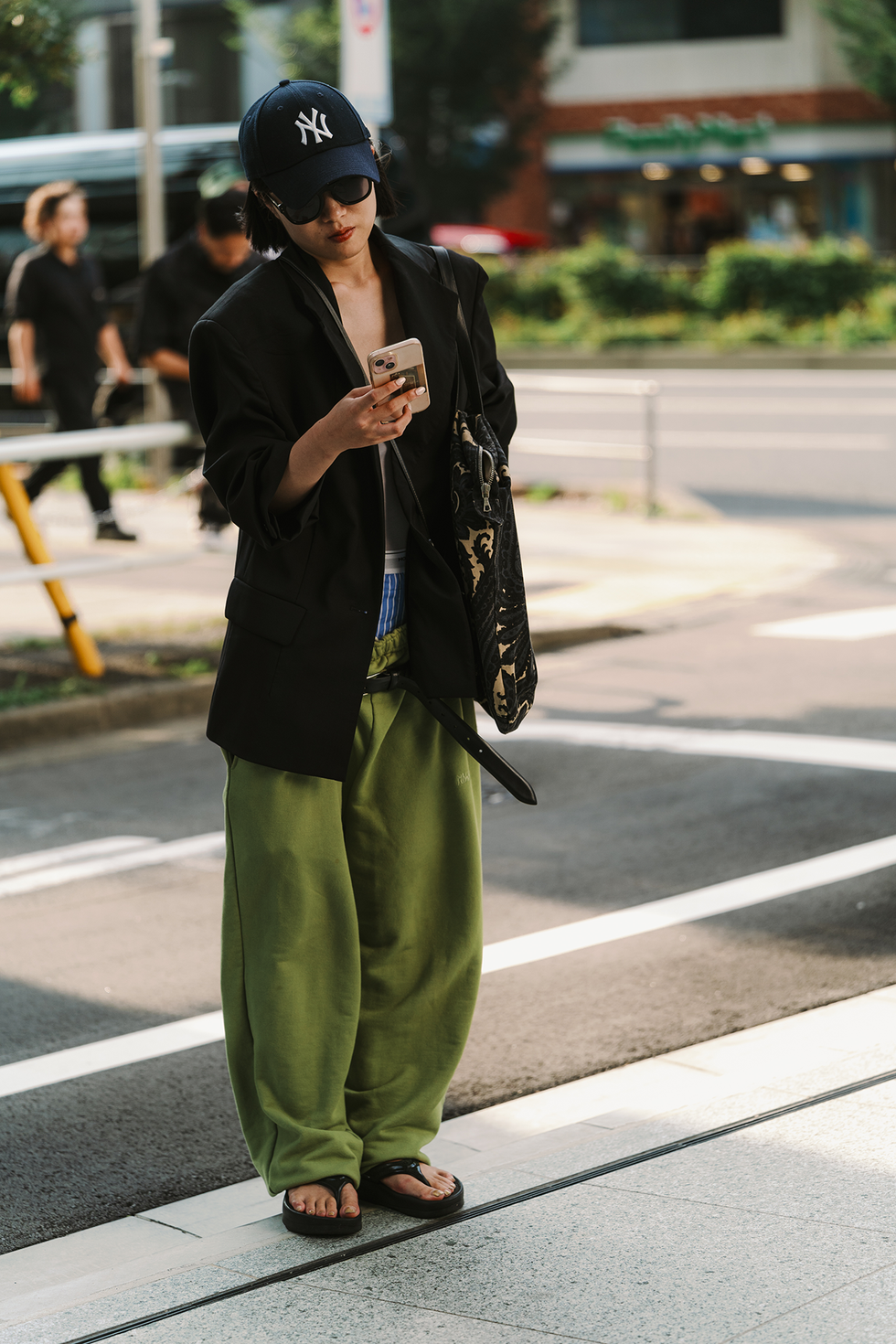 Tokyo, Giappone, 7 settembre: un ospite indossa un berretto, una giacca nera e pantaloni durante la Rakuten Tokyo Fashion Week primavera/estate 2025, il 7 settembre 2024 a Tokyo, Giappone. (foto di Mila Gruber/Getty Images)