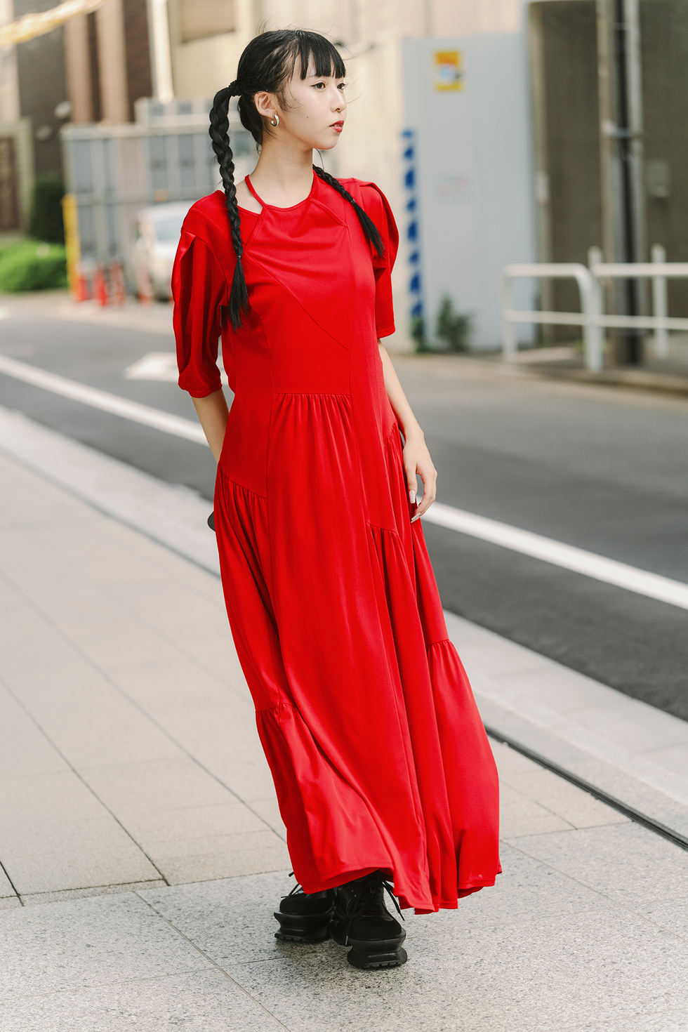 Tokyo, Giappone, 7 settembre: un'ospite indossa un abito lungo rosso e stivali neri durante la Rakuten Tokyo Fashion Week primavera/estate 2025, il 7 settembre 2024 a Tokyo, Giappone. (foto di Mila Gruber/Getty Images)