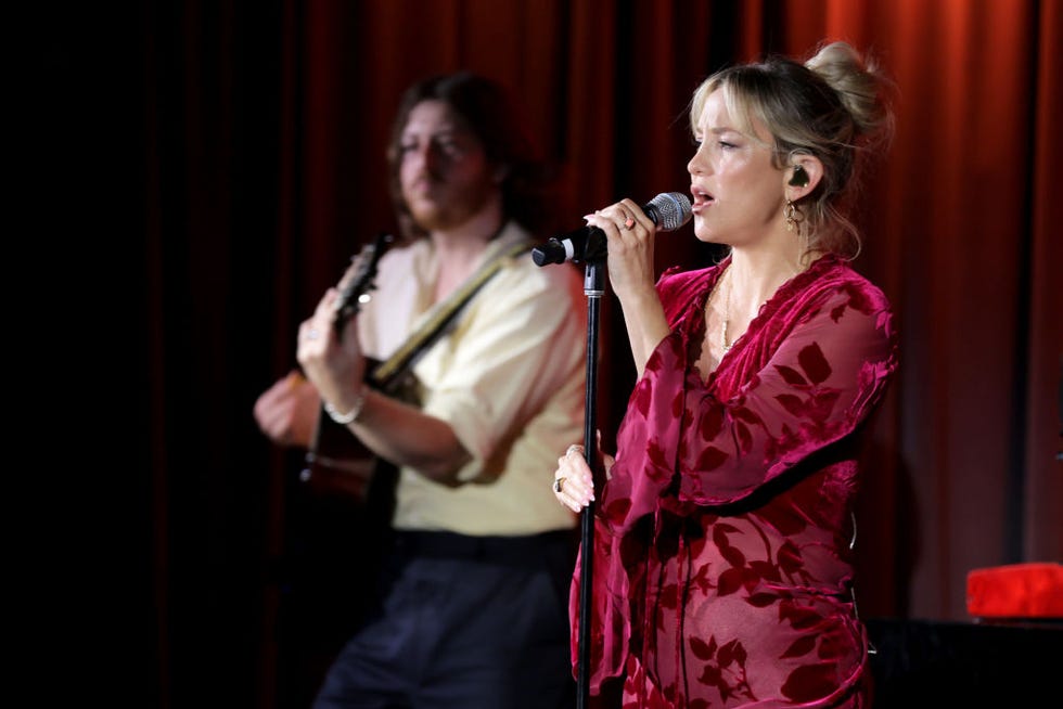 kate hudson says singing is one of her beauty secrets