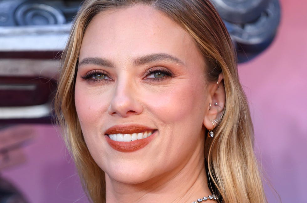 london, england september 19 scarlett johansson attends the european premiere of transformers at cineworld leicester square on september 19, 2024 in london, england photo by karwai tangwireimage