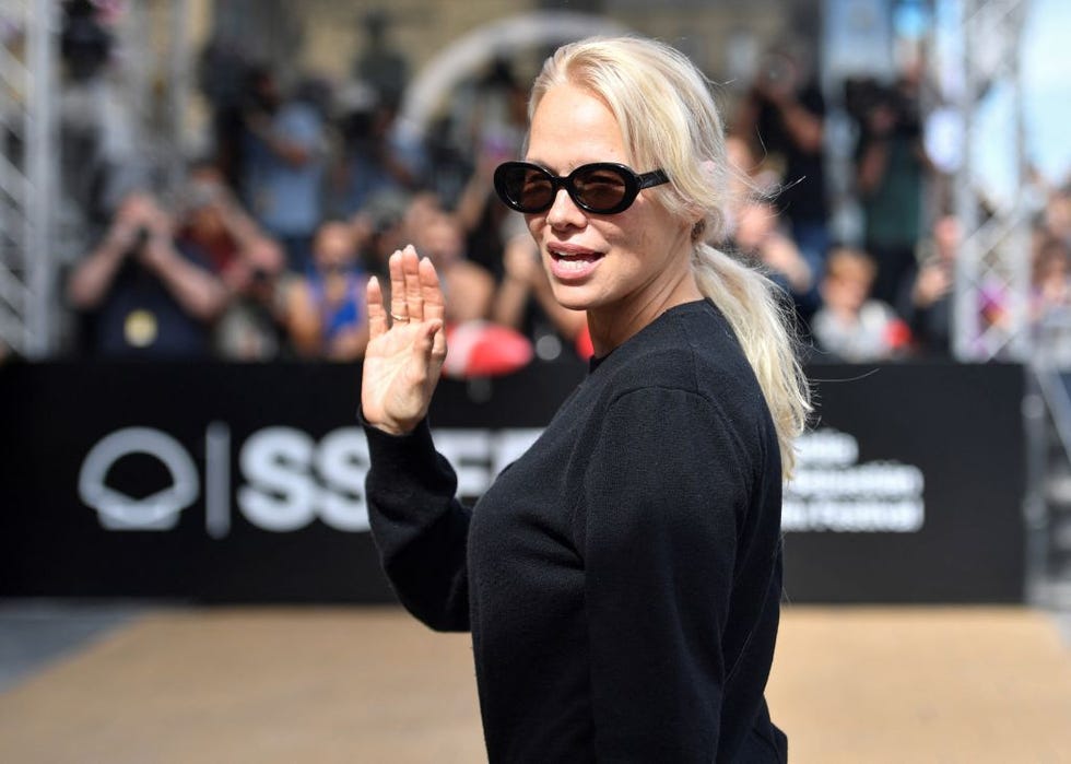 La actriz estadounidense Pamela Anderson saluda al llegar al 72º Festival Internacional de Cine de San Sebastián en la ciudad vasca de San Sebastián, al norte de España, el 25 de septiembre de 2024. Foto de Ander Gilenya AFP Foto de Ander Gilenya vía Getty Images