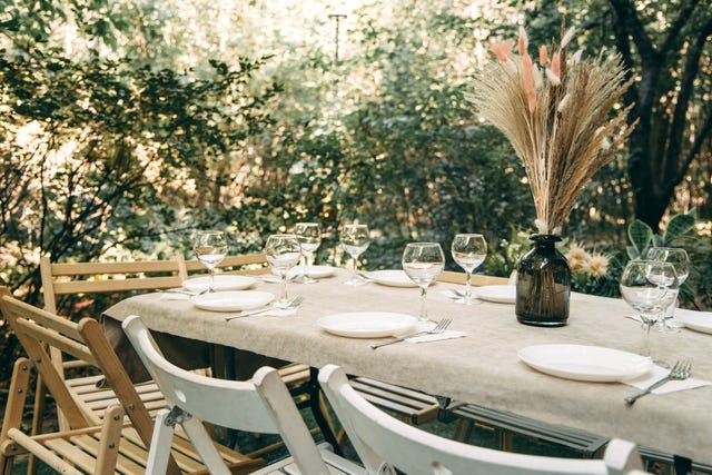 mesa de exterior con platos blancos
