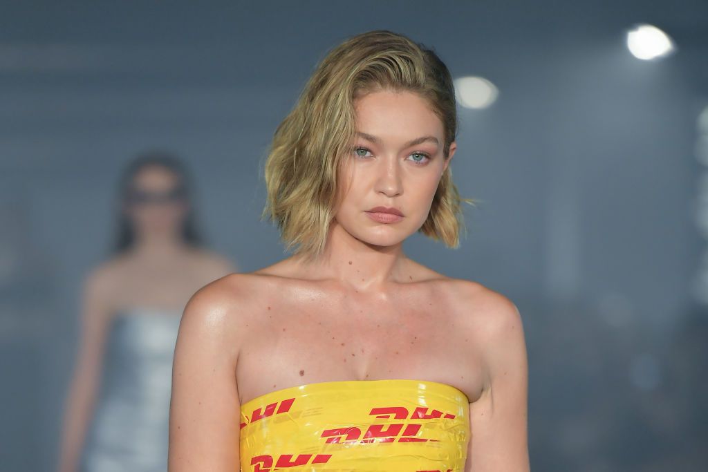 ジジ・ハディッド、DHLの梱包テープだけで作った超ミニドレスで