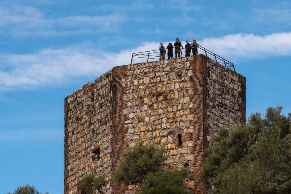 turistas observando aves desde la torre del castillo de monfrague