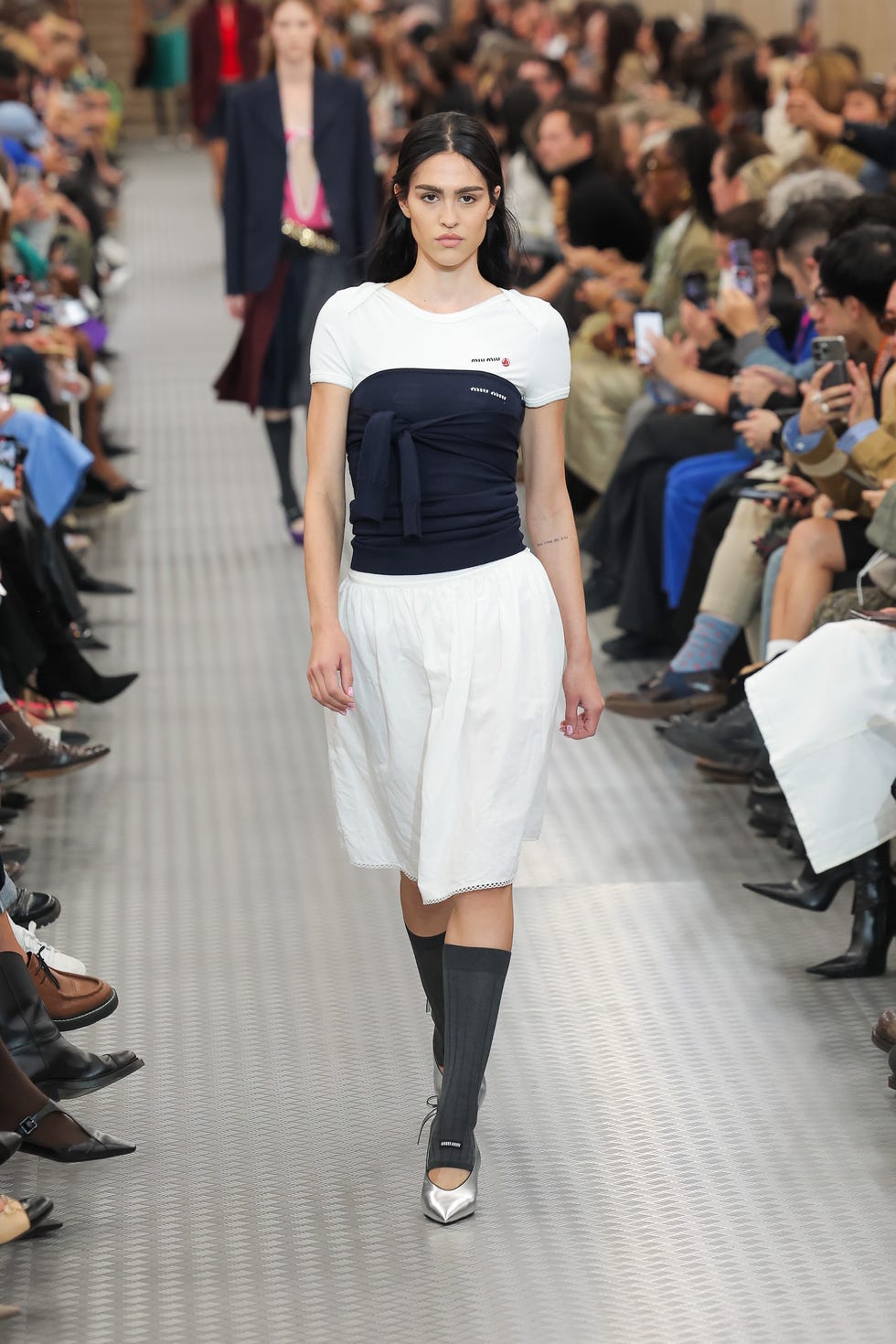 paris, france october 01: (editorial use only for non editorial use please seek approval from fashion house) amelia gray walks the runway during the miu miu paris womenswear spring summer 2025 show as part of paris fashion week on october 01, 2024 in paris, france. (photo by victor boyko/getty images)