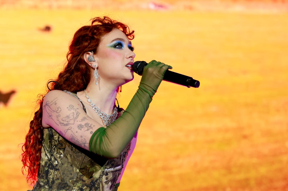 franklin, tennessee october 01: chappell roan performs on stage during the chappell roan: the midwest princess tour at firstbank amphitheater on october 01, 2024 in franklin, tennessee. (photo by jason kempin/getty images)