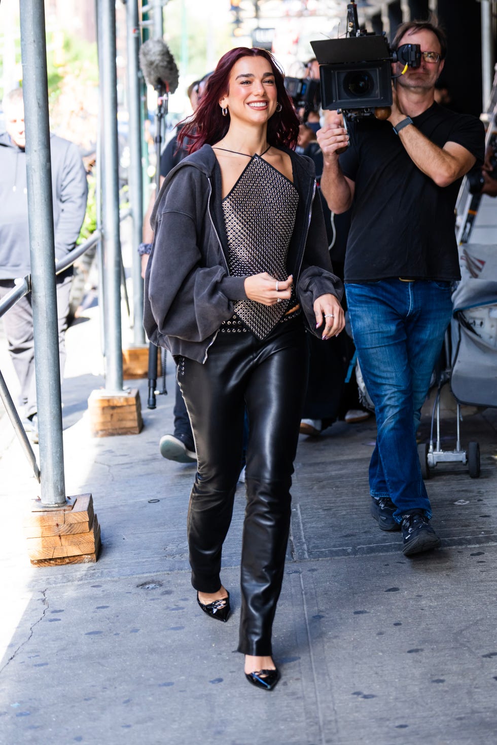 dua lipa walking down the sidewalk