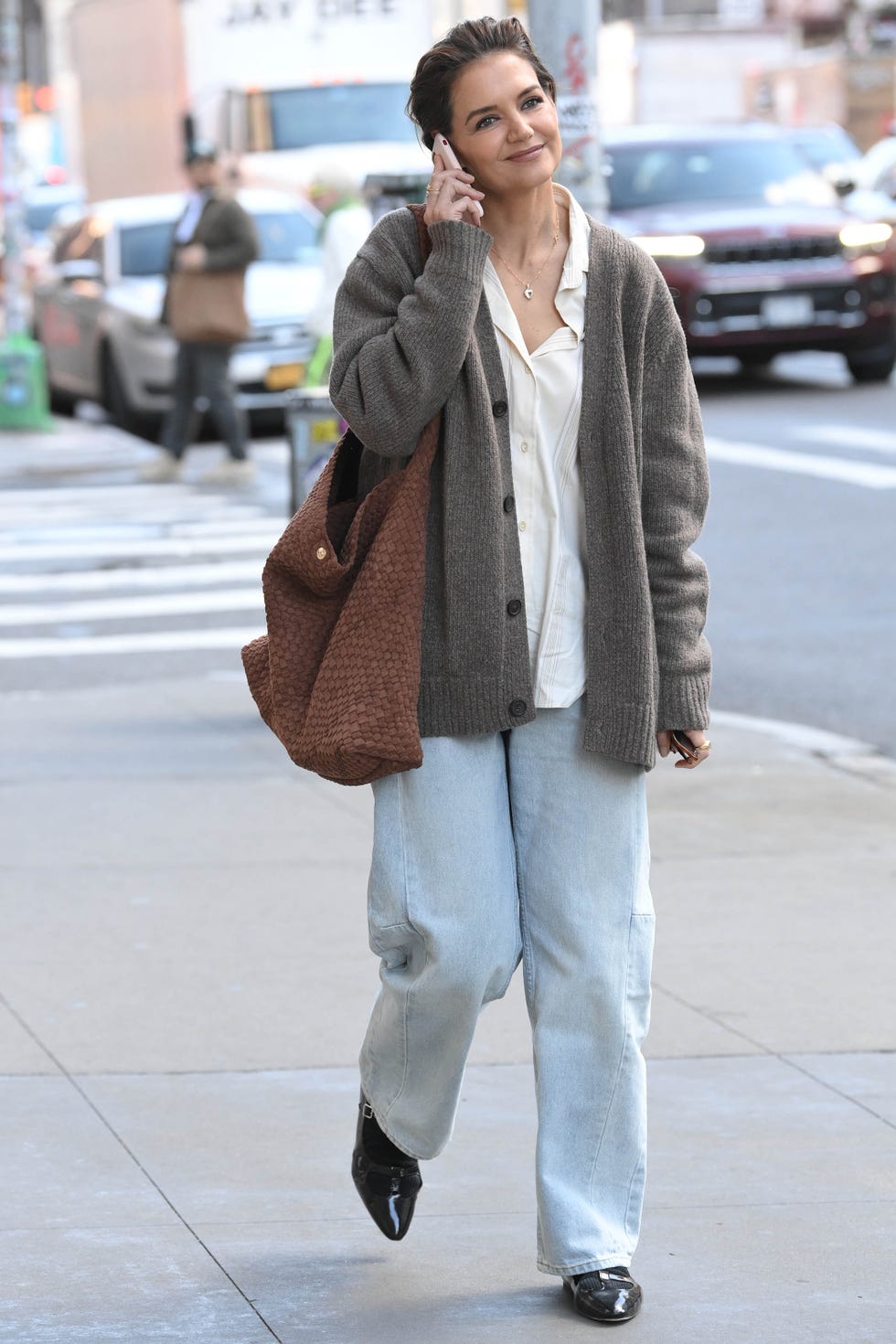 new york, new york october 10 katie holmes is seen on her way to the theatre in jeans and a dune london bag on october 10, 2024 in new york city photo by michael simonwireimage