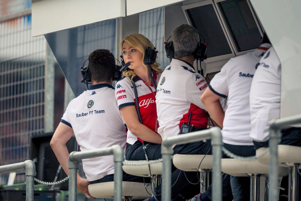 Red Bull Ring, Österreich, 29. Juni: Ruth Buscombe (GBR), Rennstrategin des Alfa Romeo Sauber F1 Teams, auf dem Boxenwall-Portal des Alfa Romeo Sauber F1 Teams während des Österreich-GP auf dem Red Bull Ring am 29. Juni 2018 in Österreich. (Foto: Manuel Goria/Sutton Images)
