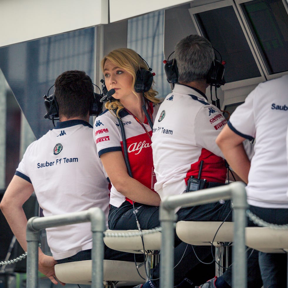 Red Bull Ring, Österreich, 29. Juni: Ruth Buscombe (GBR), Rennstrategin des Alfa Romeo Sauber F1 Teams, auf dem Boxenwall-Portal des Alfa Romeo Sauber F1 Teams während des Österreich-GP auf dem Red Bull Ring am 29. Juni 2018 in Österreich. (Foto: Manuel Goria/Sutton Images)