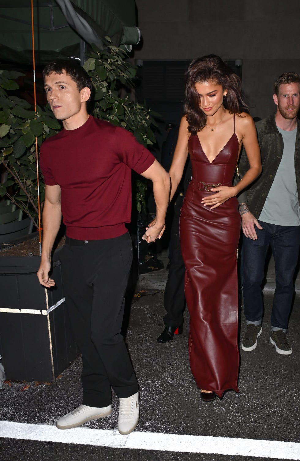 new york, new york 24 octobre tom holland et zendaya sont vus quitter le bar du coin le 24 octobre 2024 à new york photo de james devaneygc images