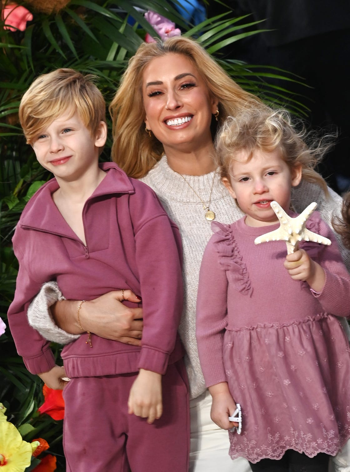 london, england november 24: stacey solomon (c) and children attend the uk premiere of moana 2 at cineworld leicester square on november 24, 2024 in london, england. (photo by alan chapman/dave benett/wireimage)