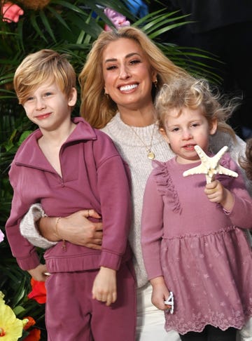 london, england november 24: stacey solomon (c) and children attend the uk premiere of moana 2 at cineworld leicester square on november 24, 2024 in london, england. (photo by alan chapman/dave benett/wireimage)