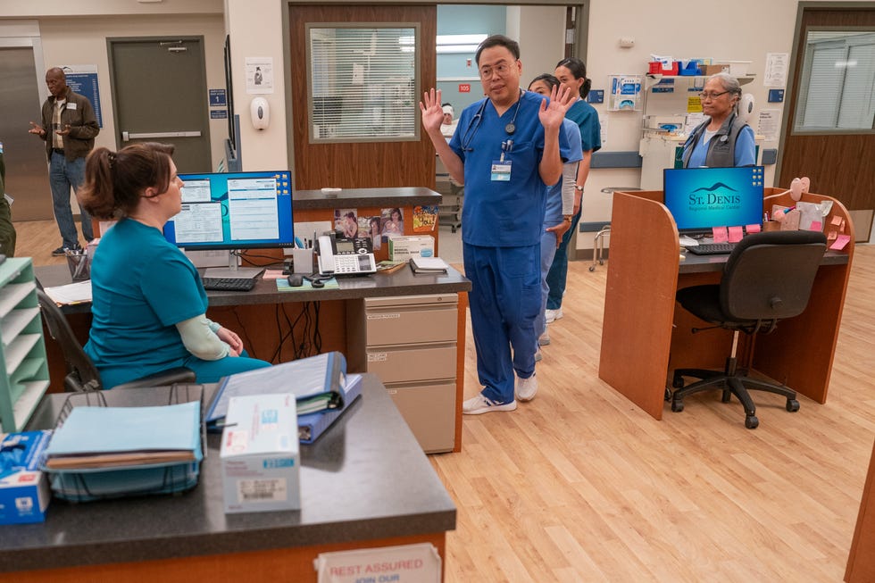 st. denis medical salamat you too 104. bölüm resimdekiler: (soldan sağa) allison tolman alex rolünde, nico santos rene rolünde, hemşireler (fotoğraf: ron batzdorff/nbc via getty images)