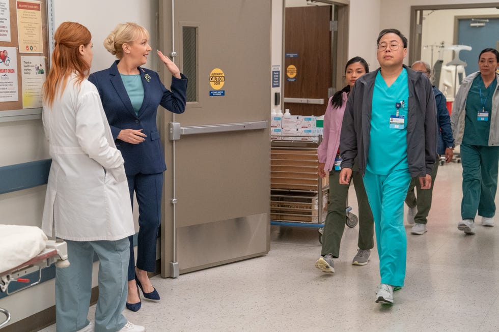 st. denis medical salamat you too odcinek 104 na zdjęciu: (od lewej do prawej) wendi mclendon covey jako joyce, yssamei panganiban jako sharice, nico santos jako rene, pielęgniarki (zdjęcie: ron batzdorff/nbc via getty images)