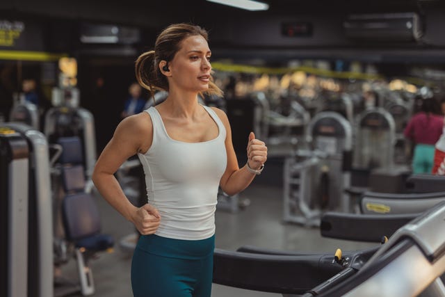 mujer haciendo cardio en el gimnasio