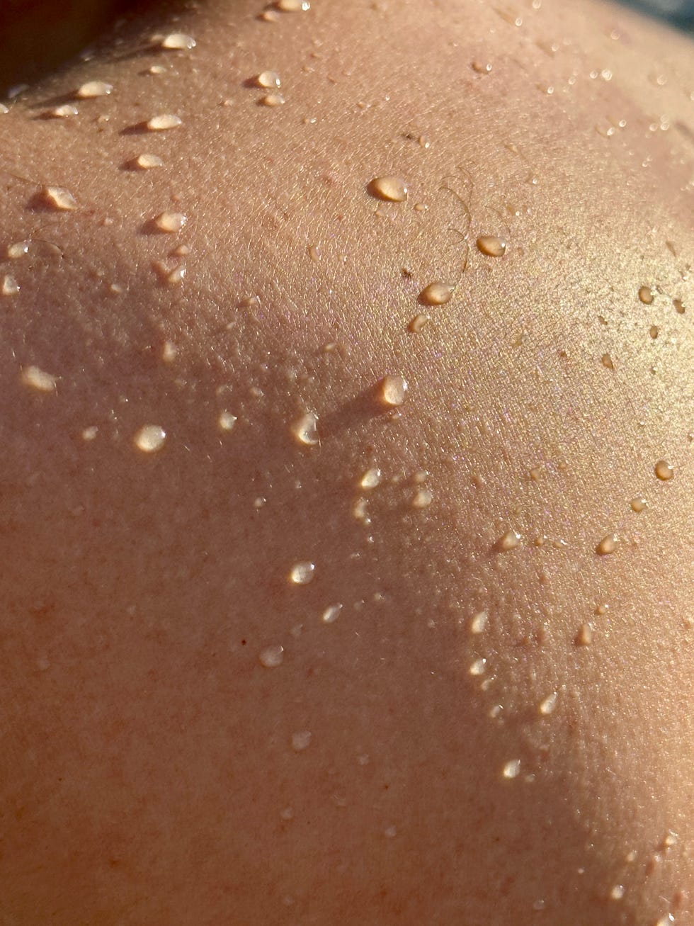 des gouttes d'eau scintillant sur la peau après une baignade rafraîchissante.