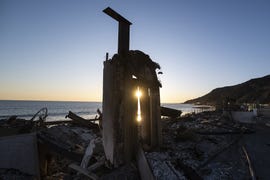 los angeles, united states january 15 a view of burnt malibu beachside house after palisade fire has caused destruction in pacific palisades, los angeles, california, united states on january 15, 2025 photo by jon putmananadolu via getty images