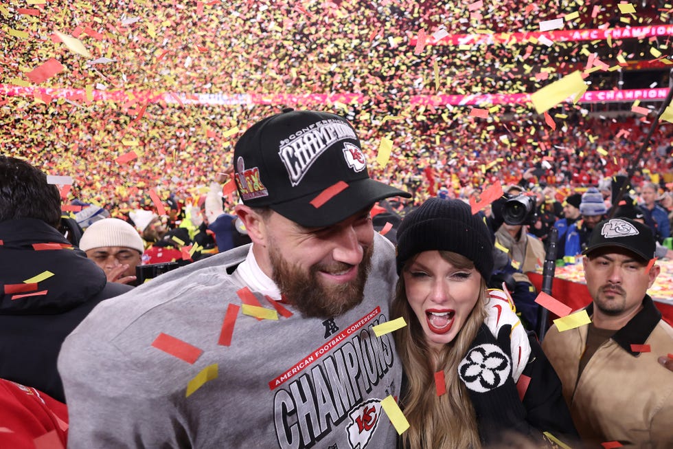 taylor swift and travis kelce celebrating his win